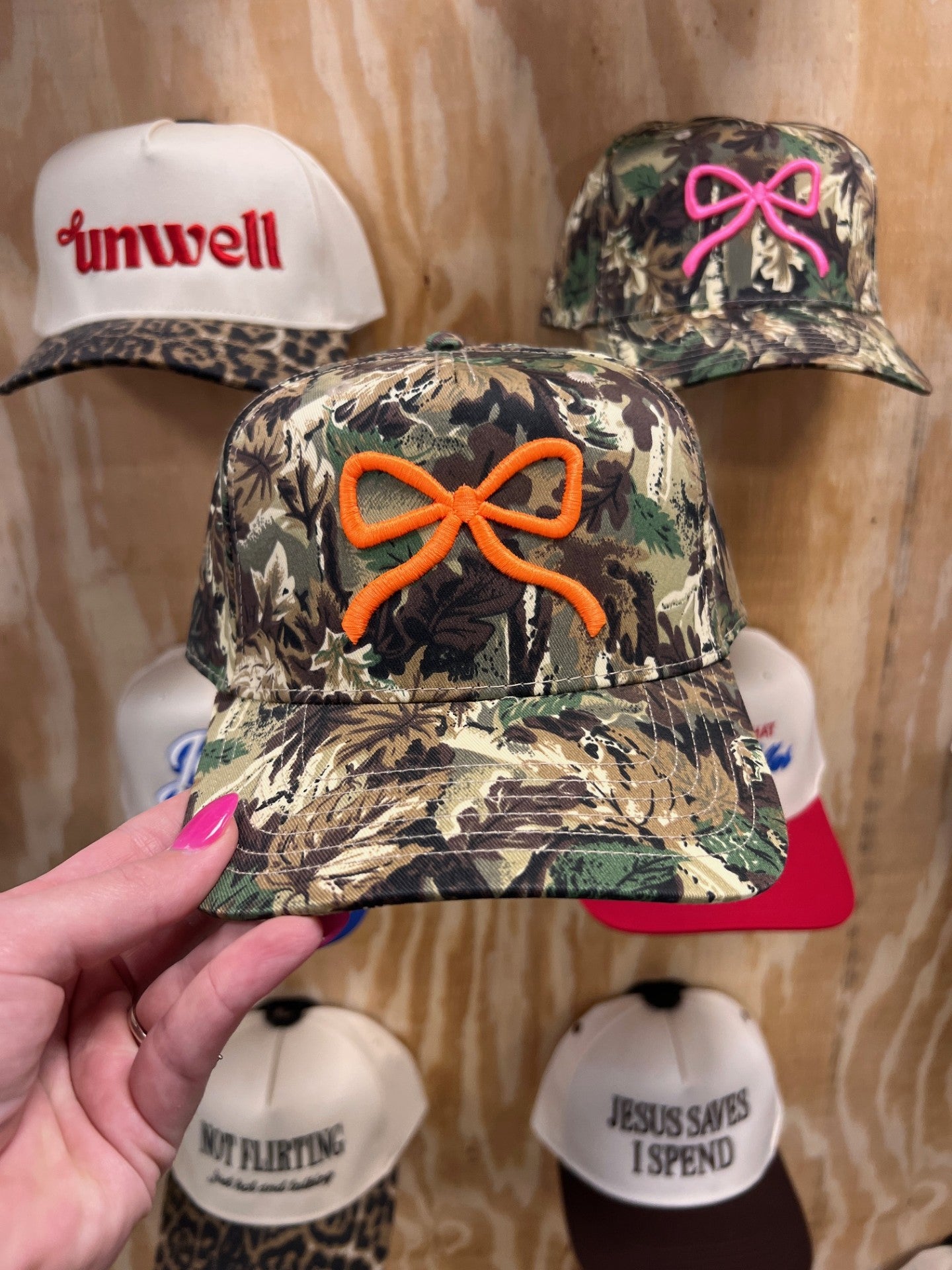 CAMO BOW TRUCKER HAT