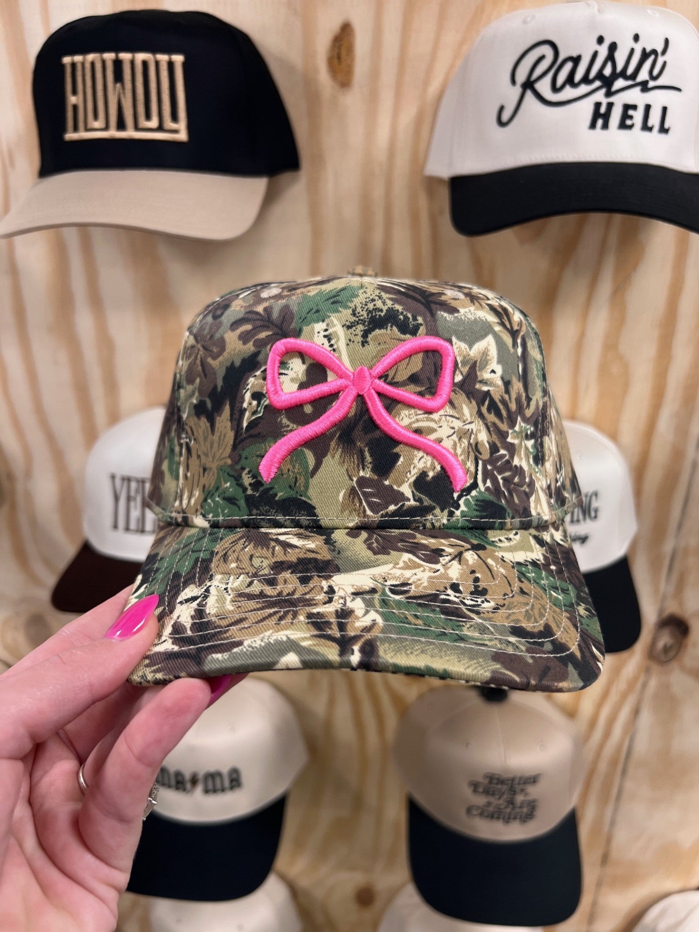 CAMO BOW TRUCKER HAT