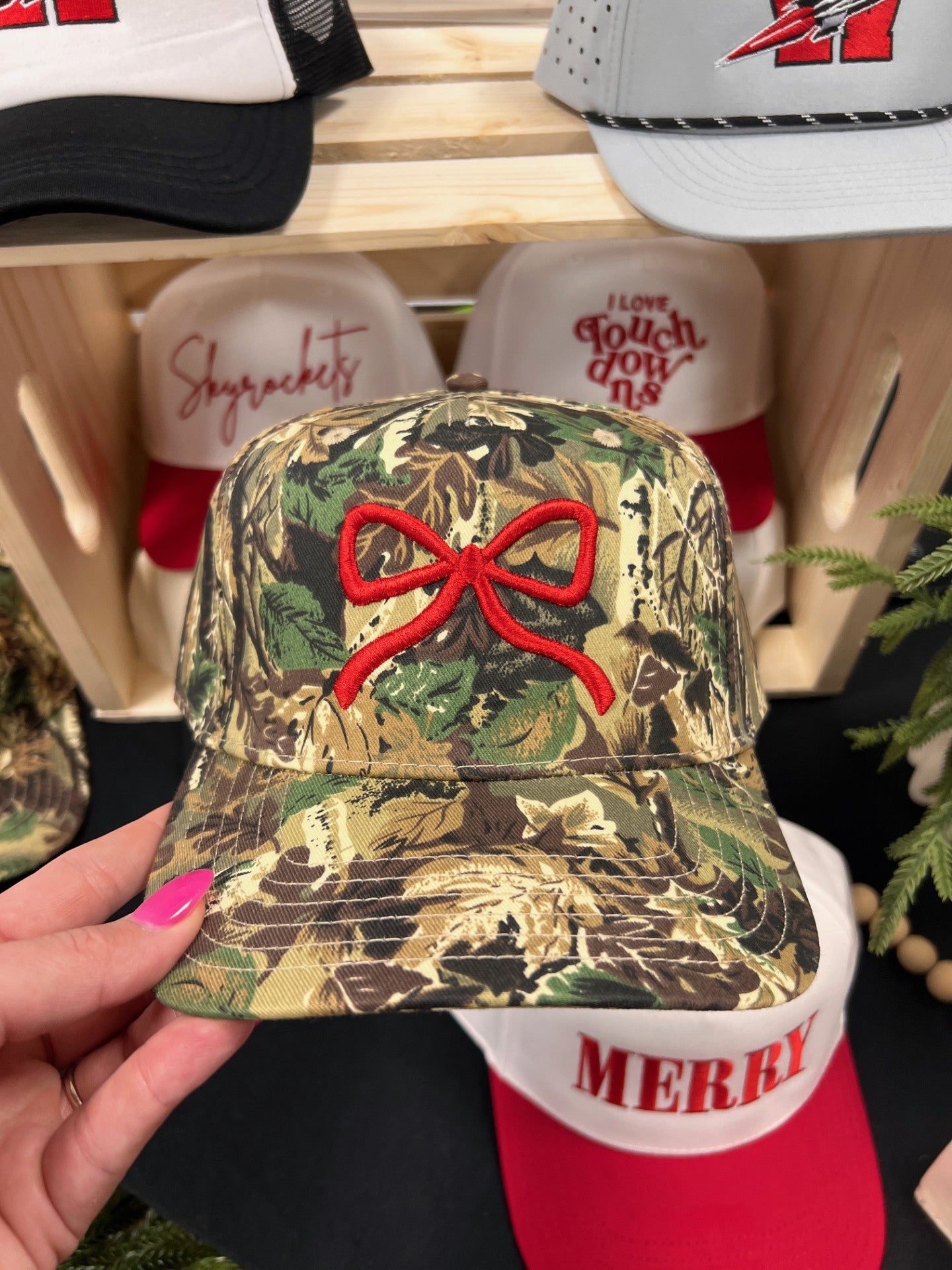 CAMO BOW TRUCKER HAT